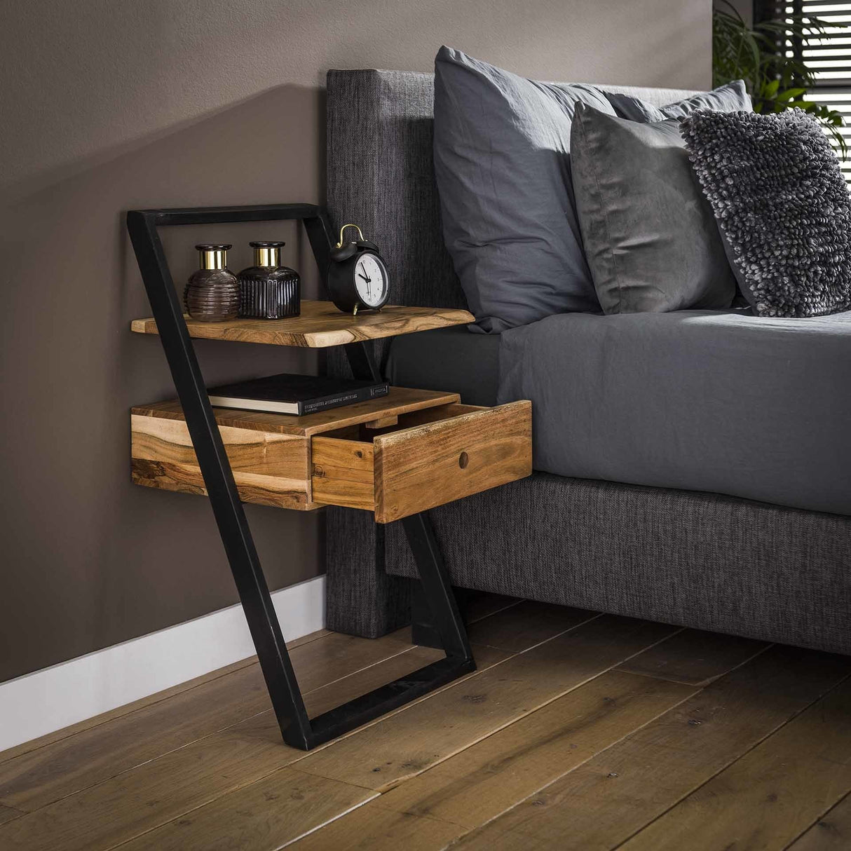 Nachttisch Camila DH Interior Akazie LxBxH 87x51x21 Akazienholz Ambientefoto diagonale Vorderansicht
