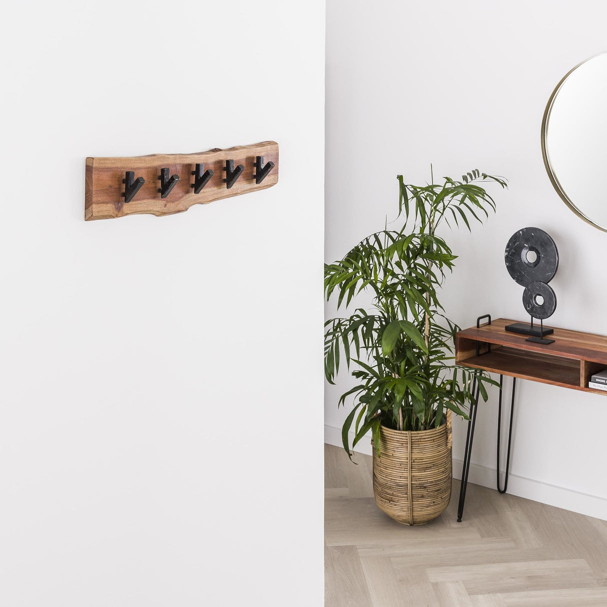 Garderobe Levi DH Interior Akazie LxBxH 64x18x10 Akazienholz Atmosphäre Foto anders