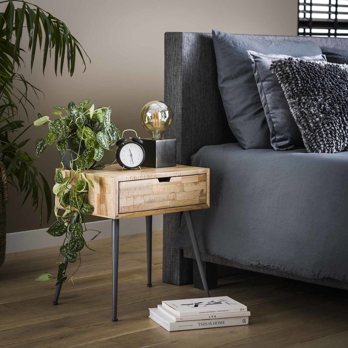Nachttisch Cloë DH Interior Weathered LxBxH 50x40x19 Teak Stimmungsvolles Foto diagonale Vorderansicht