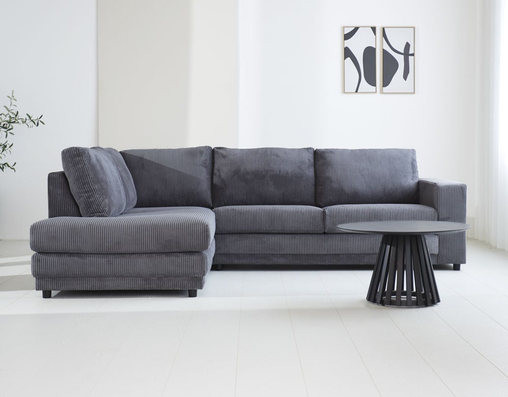 Sofa Gabi DeGeBe Anthrazit Stoff Stimmungsvolles Foto Vorderansicht