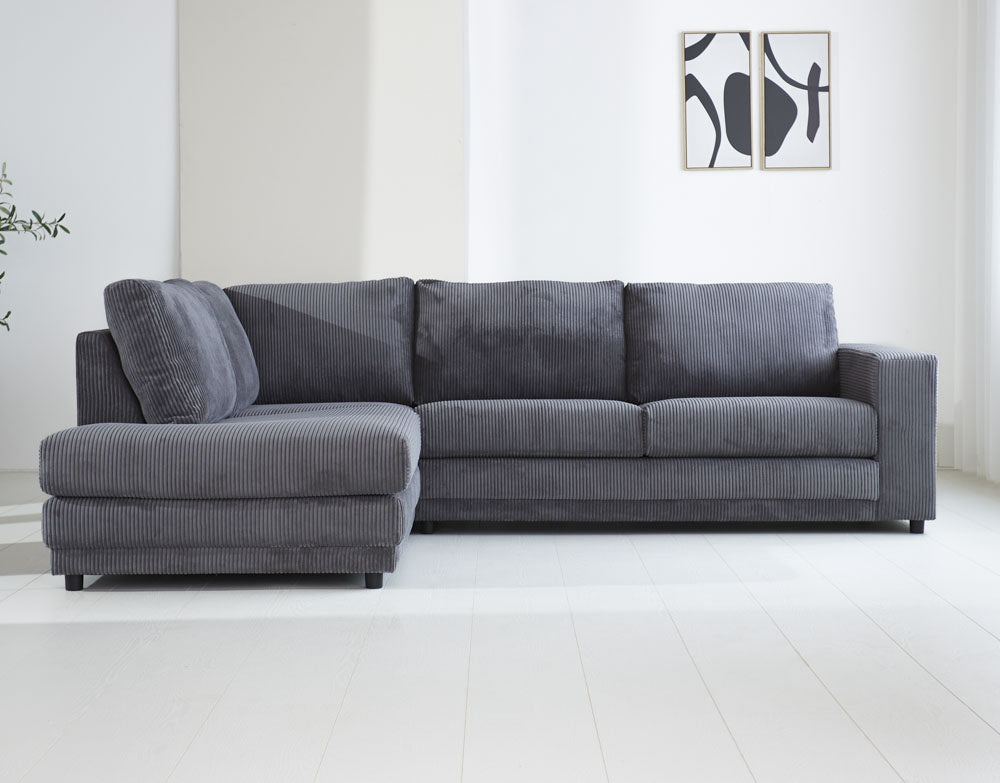 Sofa Gabi DeGeBe Anthrazit Stoff Stimmungsvolles Foto Vorderansicht
