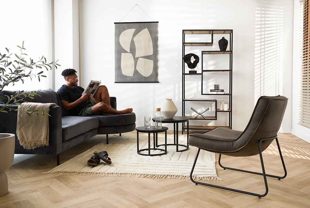 Sofa Bella Dimehouse Anthrazit LxBxH 138x98x55 Stoff Stimmungsvolles Foto in der Situation