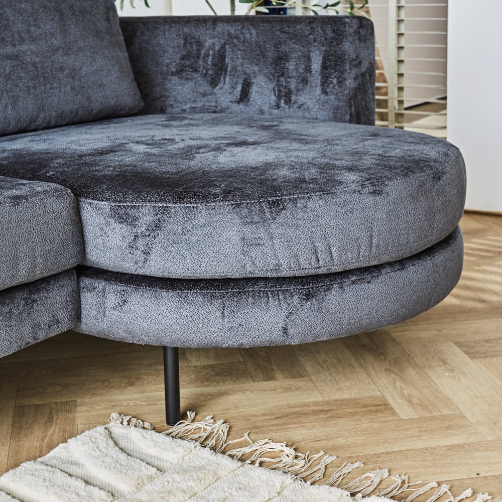 Sofa Bella Dimehouse Anthrazit LxBxH 138x98x55 Stoff Stimmungsvolles Fotodetail