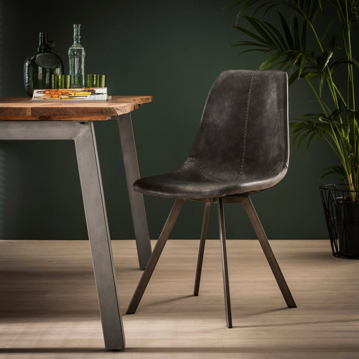 Eetkamerstoelen - Eetkamerstoel Zwart Siena Saddle PU Kunstleer - Dimehouse