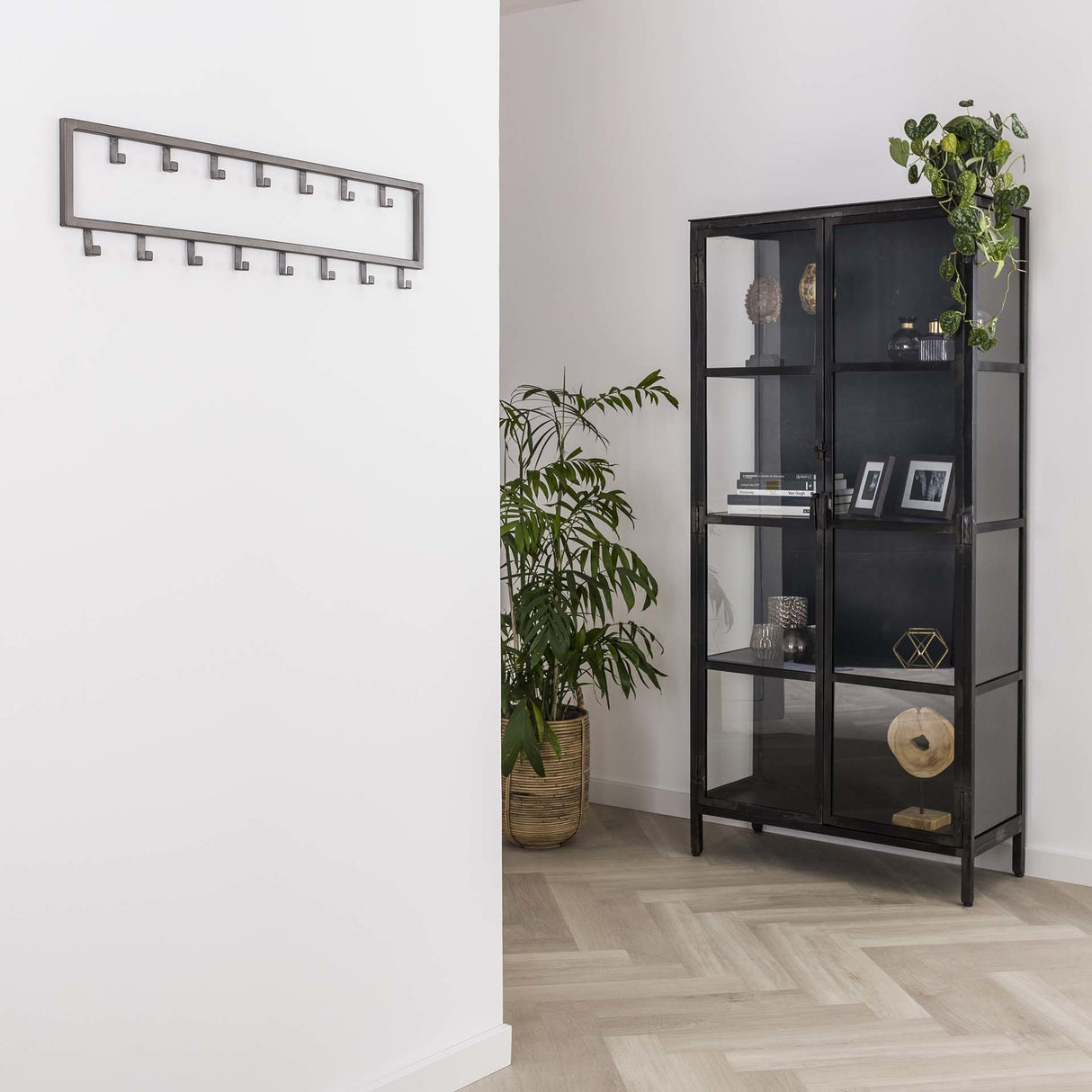 Garderobenständer Milano DH Interior Silber LxBxH 81x23x4 Silber Stimmungsvolles Foto schräge Vorderansicht
