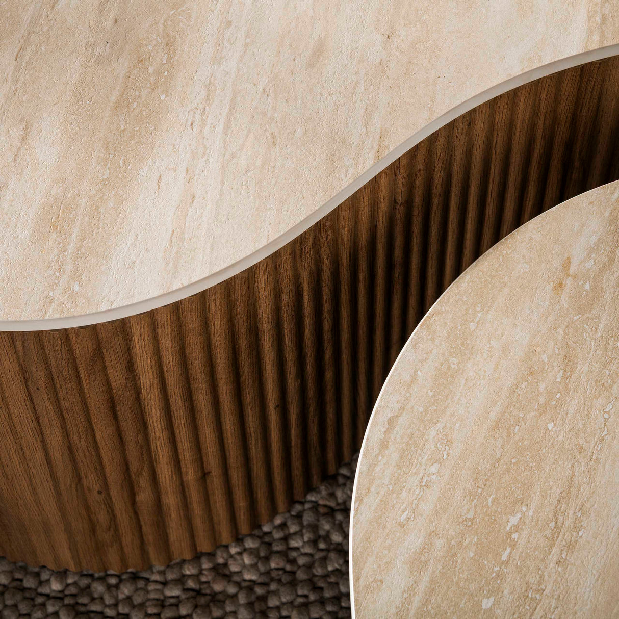 Set aus 2 organischen Cruz Grand-Couchtischen mit Travertin-Keramikplatten und geripptem Untergestell in Eichenholzoptik.