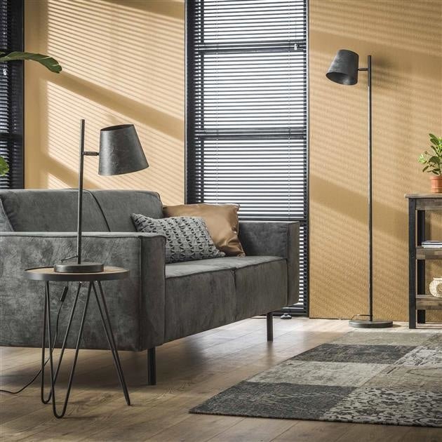 Stehleuchte Sienna DH Interior Anthrazit LxBxH 61x32x25 Metall Stimmungsvolles Foto diagonale Vorderansicht