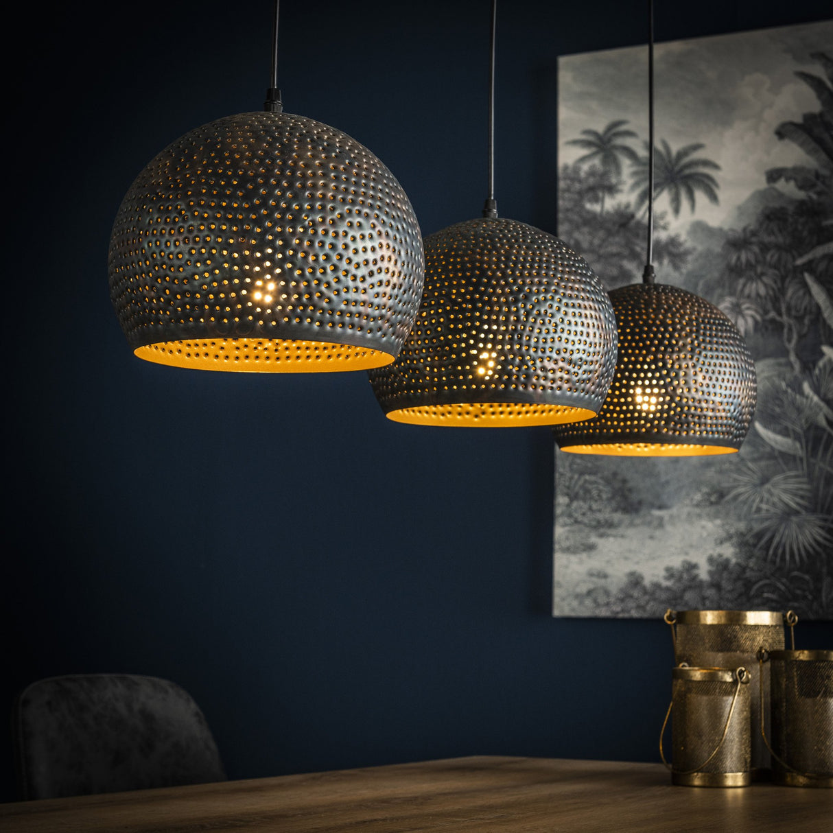 Hängelampe Aya 3 Sphere DH Interior Braun LxBxH 87x33x27 Schwarzbraun Stimmungsvolles Foto schräge Vorderansicht
