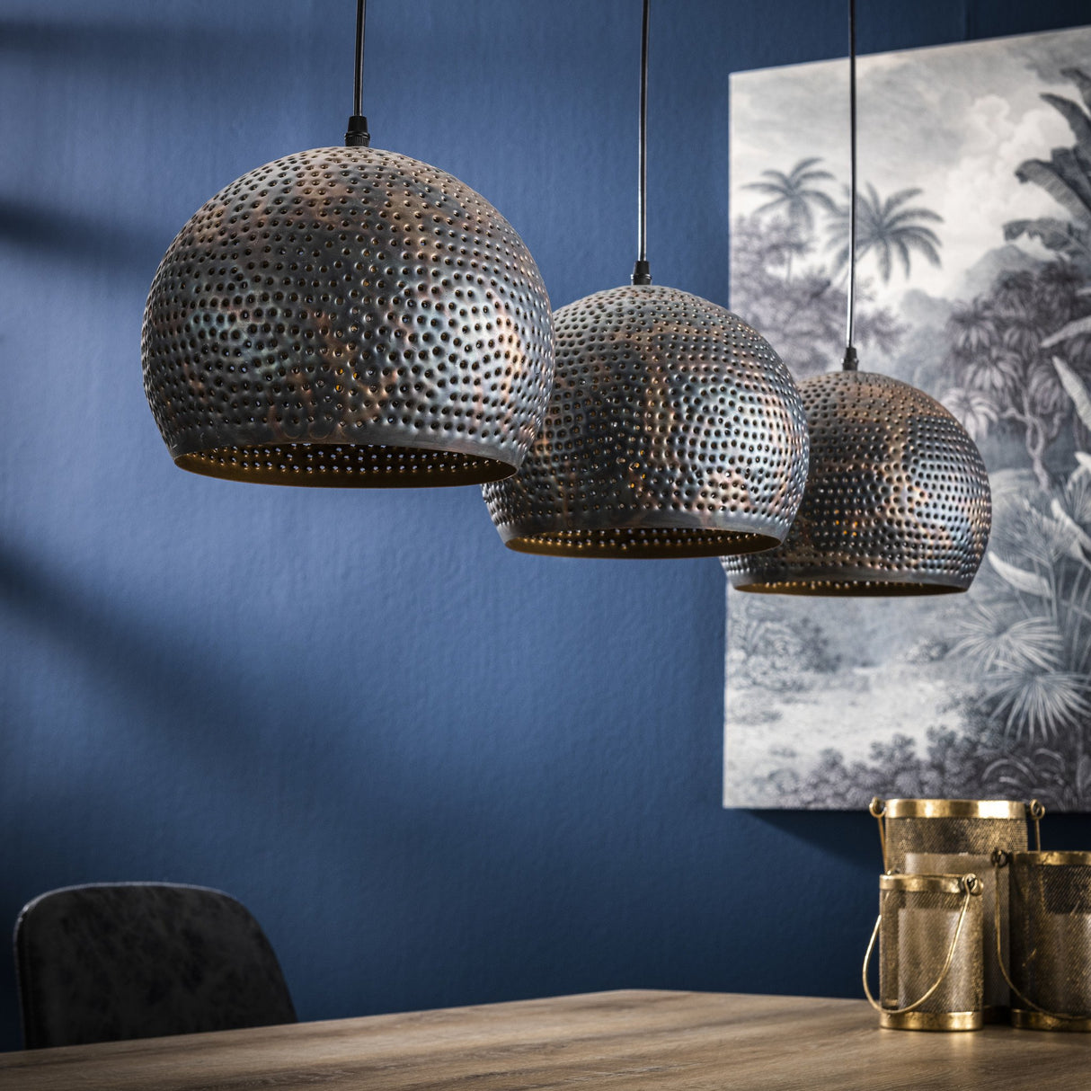 Hängelampe Aya 3 Sphere DH Interior Braun LxBxH 87x33x27 Schwarzbraun Stimmungsvolles Foto schräge Vorderansicht
