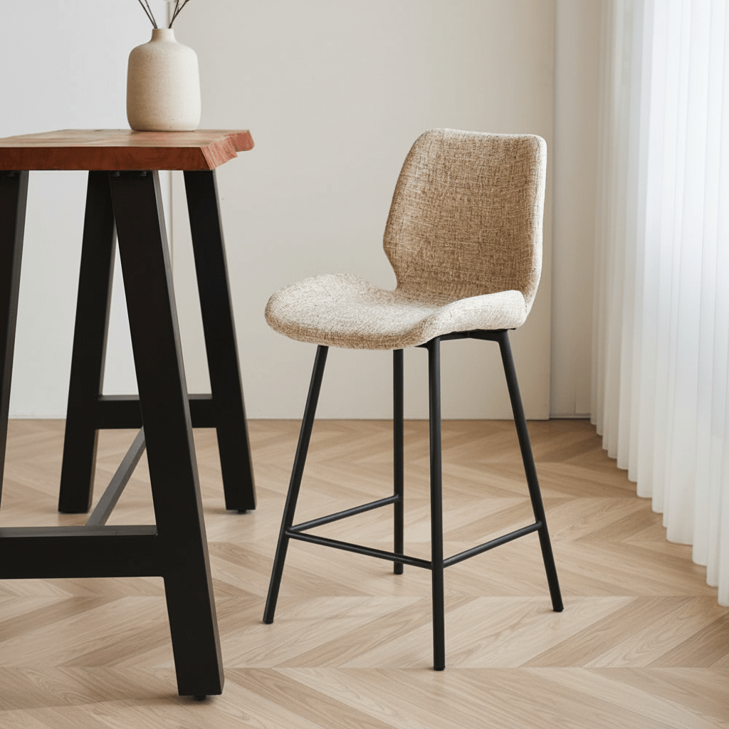 Beau Barhocker Beigefarbener Chenille-Stoff – 67 cm Sitzhöhe – ohne Armlehnen, stimmungsvolles Foto in Modern Innenraum