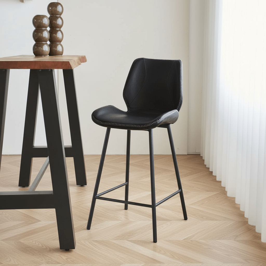 Beau Industrial Barhocker Schwarzes Kunstleder – 67 cm Sitzhöhe – ohne Armlehnen, stimmungsvolles Foto Modern Innenraum