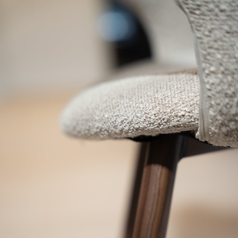 Eetkamerstoelen-Japandi Eetkamerstoel Zand - Open rug - Walnootlook Frame - Aki-Dimehouse