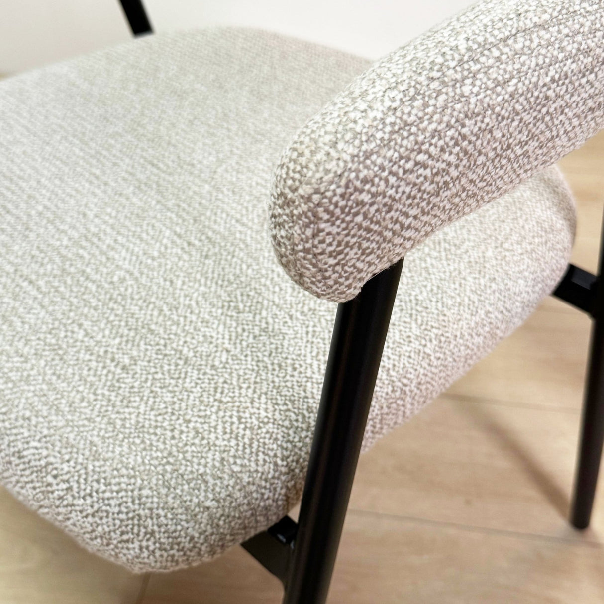 Meubelsets - Complete Meubelset: Lea Eettafel Sintered Stone Marmerlook Travertine - Eiken Frame + 4x Lisa Eetkamerstoelen Bouclé Beige - Dimehouse