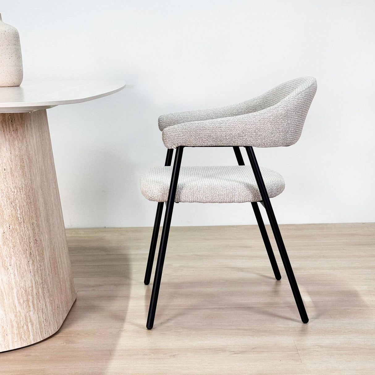 Meubelsets - Complete Meubelset: Lea Eettafel Sintered Stone Marmerlook Travertine - Eiken Frame + 4x Lisa Eetkamerstoelen Bouclé Beige - Dimehouse