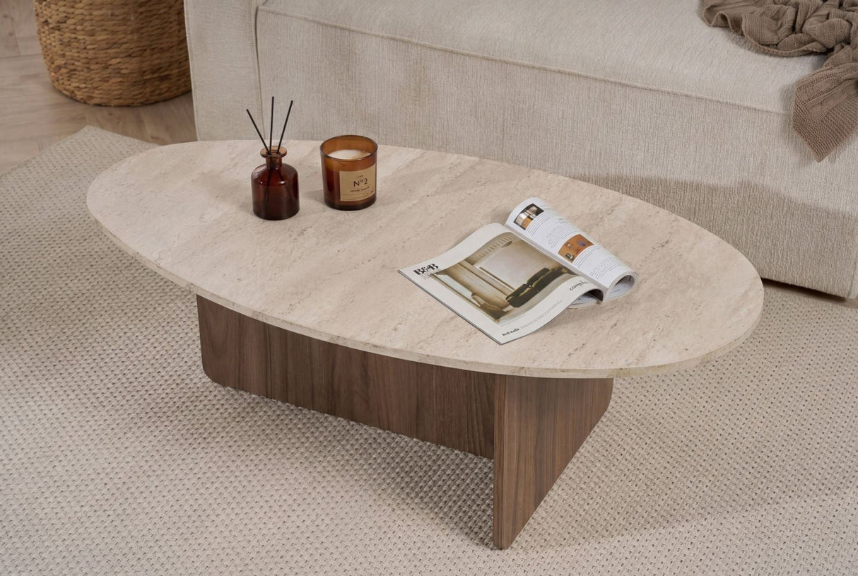 Organischer, kieselförmiger Couchtisch mit Platte in Travertin-Optik und Untergestell aus Walnuss-Melamin. Japandi-Design von 120 x 60 cm.