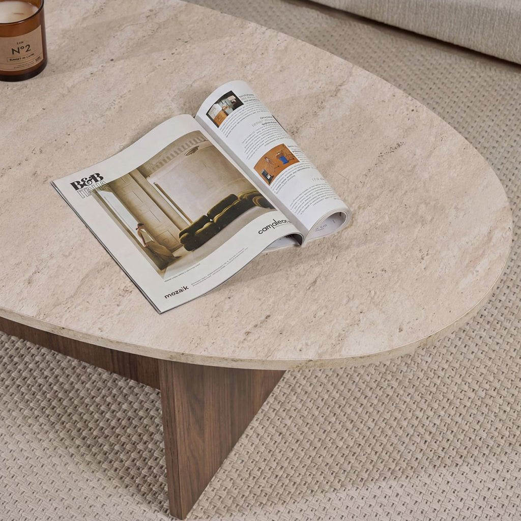 Organischer, kieselförmiger Couchtisch mit Platte in Travertin-Optik und Untergestell aus Walnuss-Melamin. Japandi-Design von 120 x 60 cm.