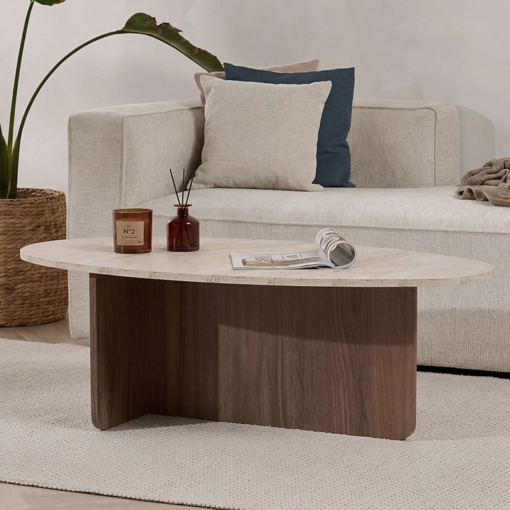 Organischer, kieselförmiger Couchtisch mit Platte in Travertin-Optik und Untergestell aus Walnuss-Melamin. Japandi-Design von 120 x 60 cm.