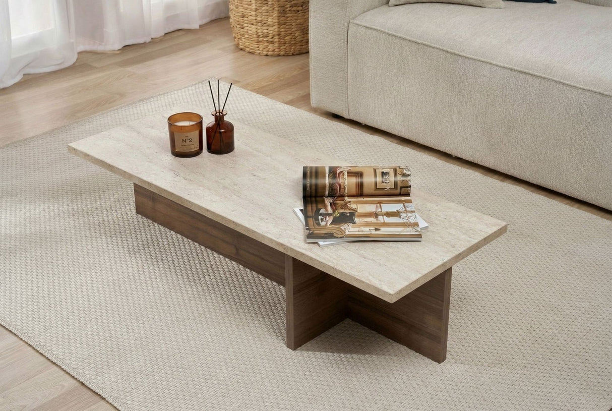Moderne, rechtwinklige Salontafel mit Travertin-Blatt und Walnuss-Melamin-Untergestell. Abmessungen: 120 x 45 x 30 cm.