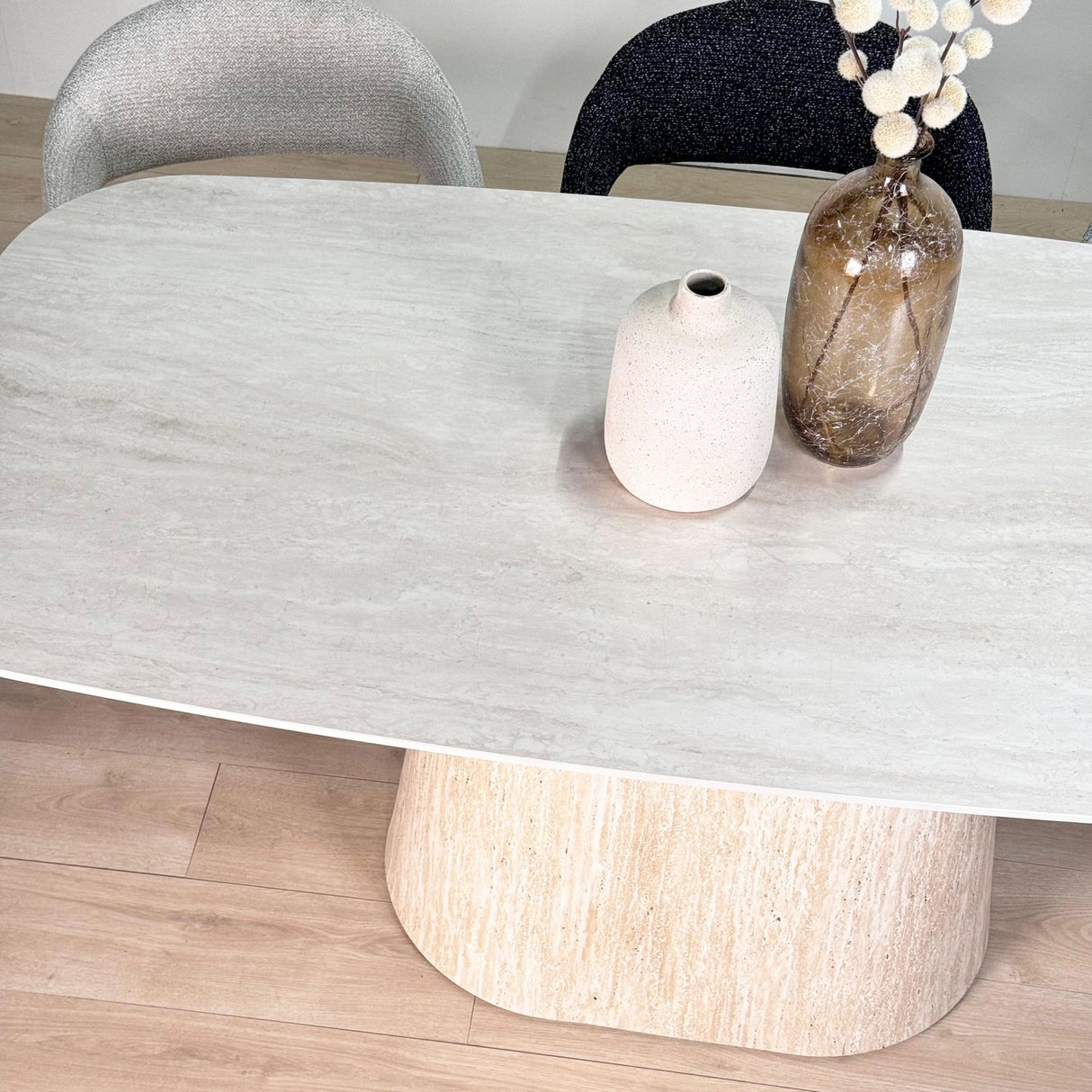 Meubelsets - Complete Meubelset: Lea Eettafel Sintered Stone Marmerlook Travertine - Eiken Frame + 4x Lisa Eetkamerstoelen Bouclé Zwart - Dimehouse