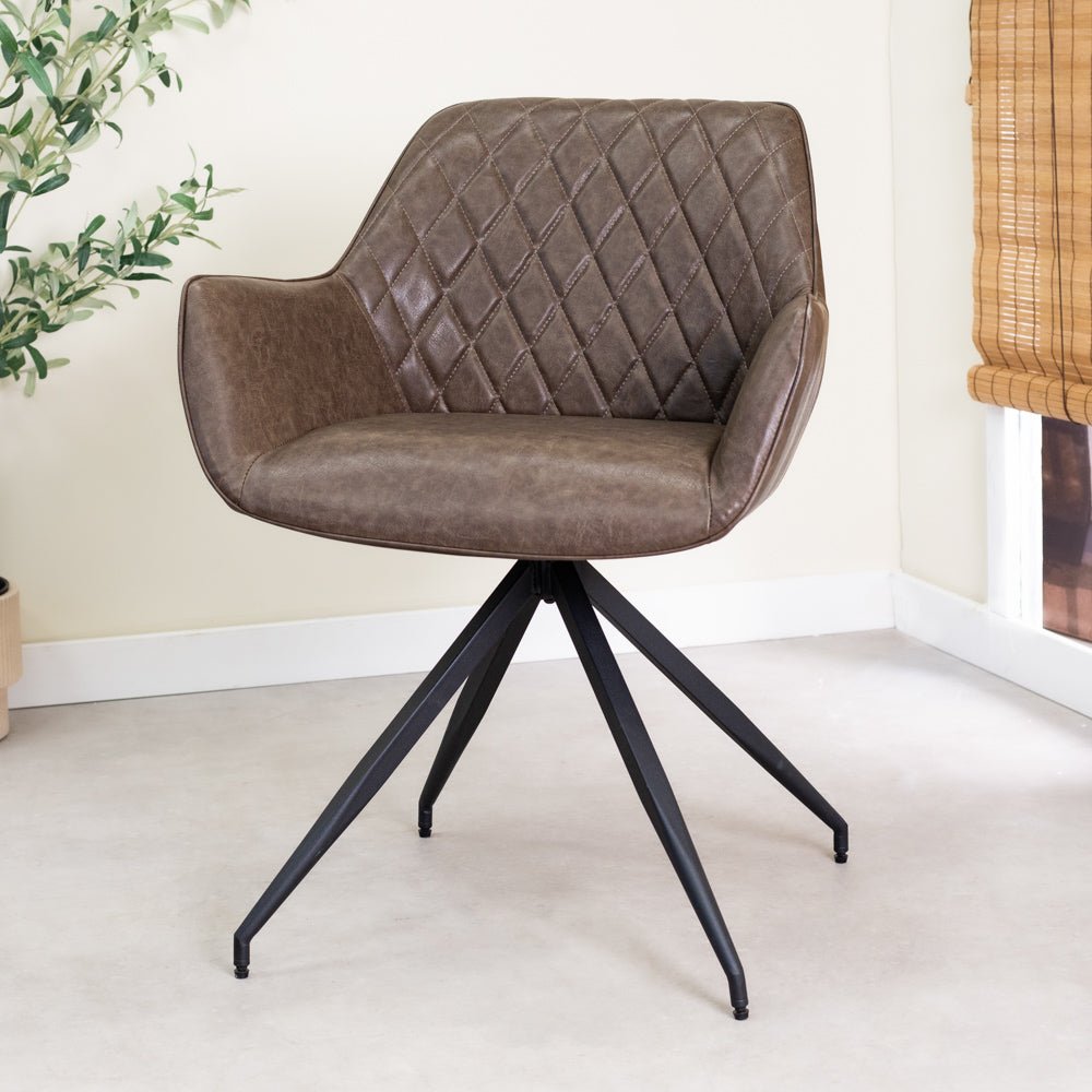 Eetkamerstoelen - Industriële Eetkamerstoel Taupe Gian - Kunstleer - Ruitpatroon - Met Armleuningen - Dimehouse