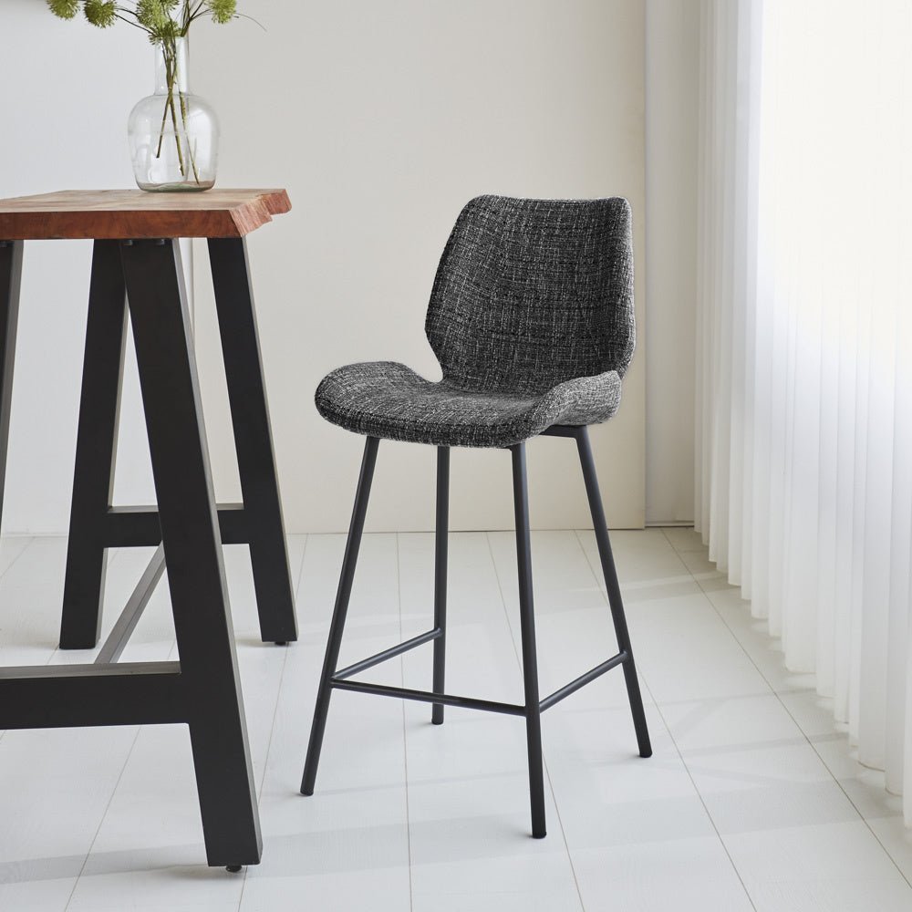 Barhocker Beau Chenille Dimehouse Dunkelgrau LxBxH 82x54x52 Stoff Stimmungsvolles Foto diagonal von vorne