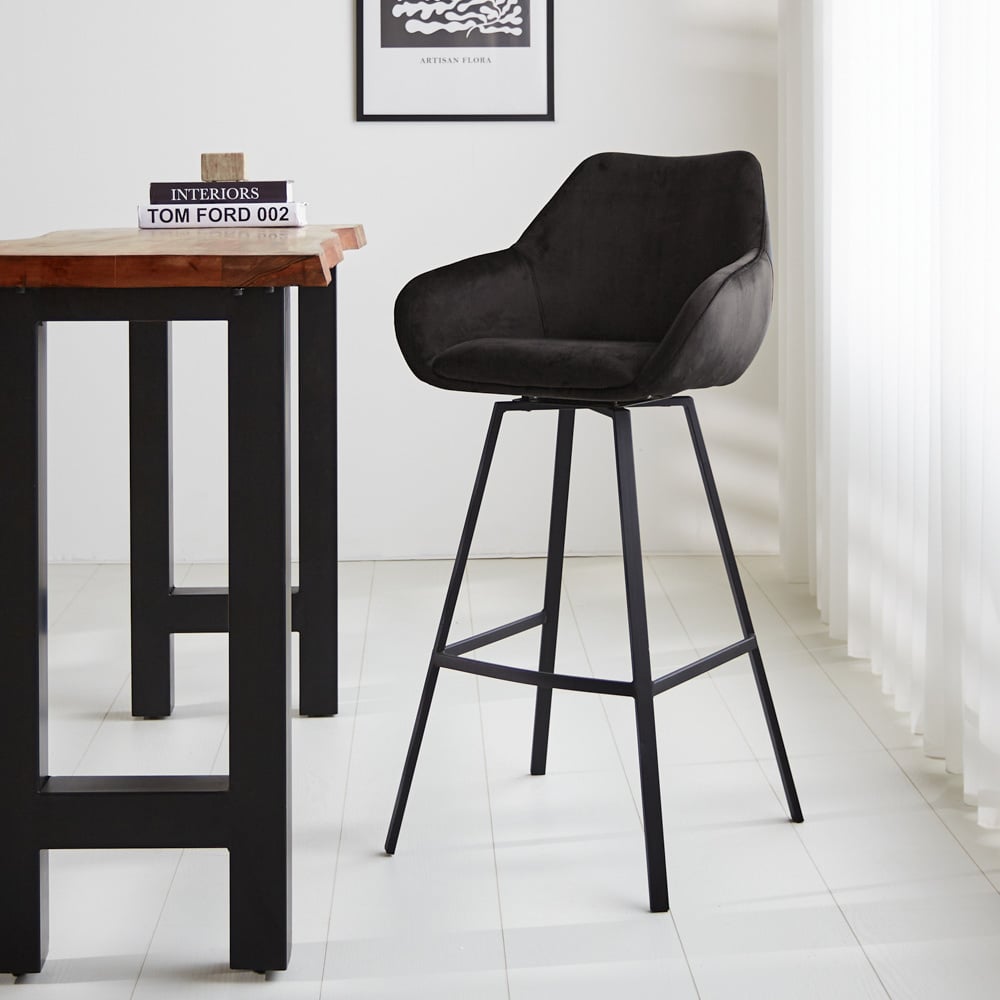 Barhocker Elise Samt Dimehouse Anthrazit LxBxH 95x59x57 Samt Stimmungsvolles Foto diagonal von vorne