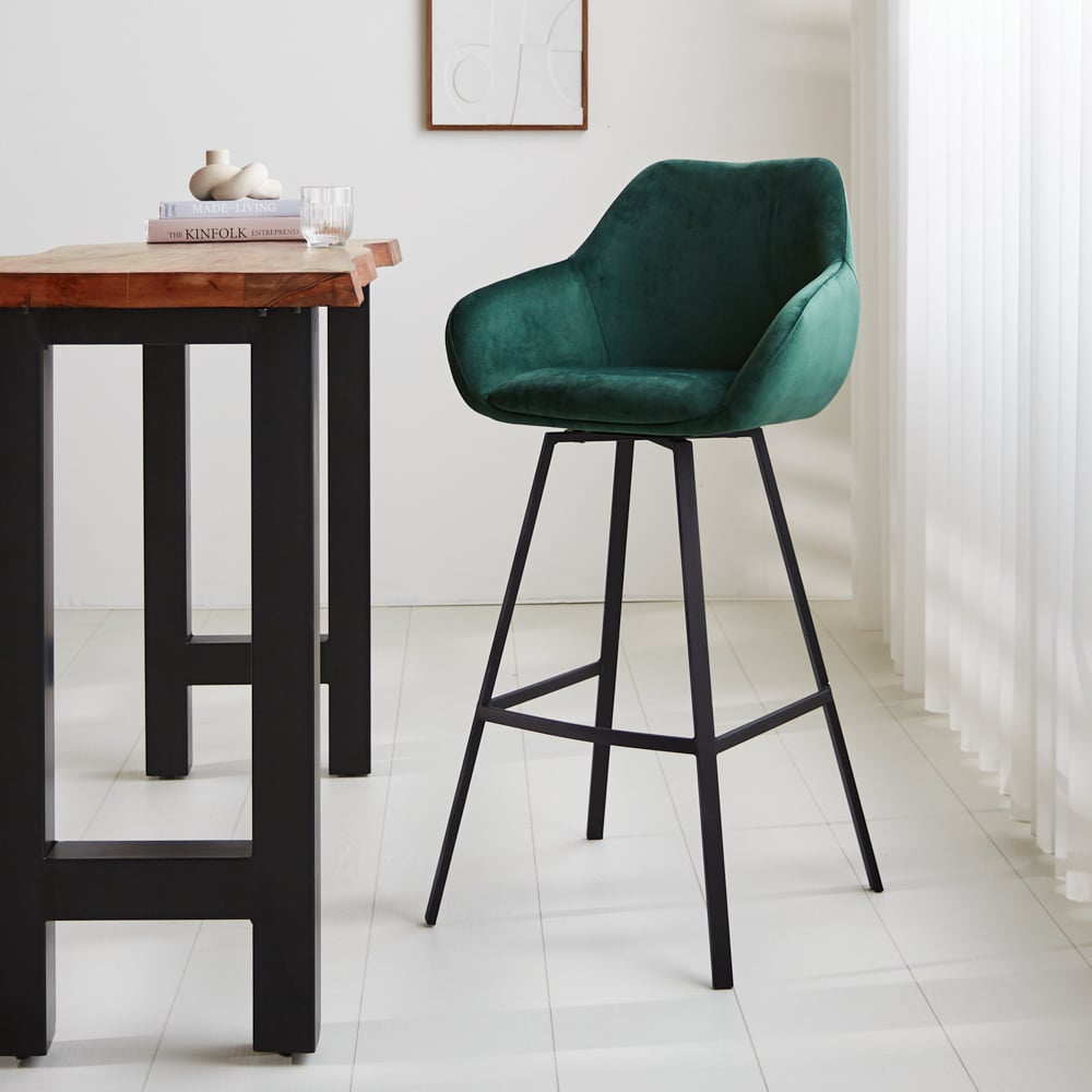 Barhocker Elise Samt Dimehouse Grün LxBxH 95x59x57 Samt Stimmungsvolles Foto diagonal von vorne