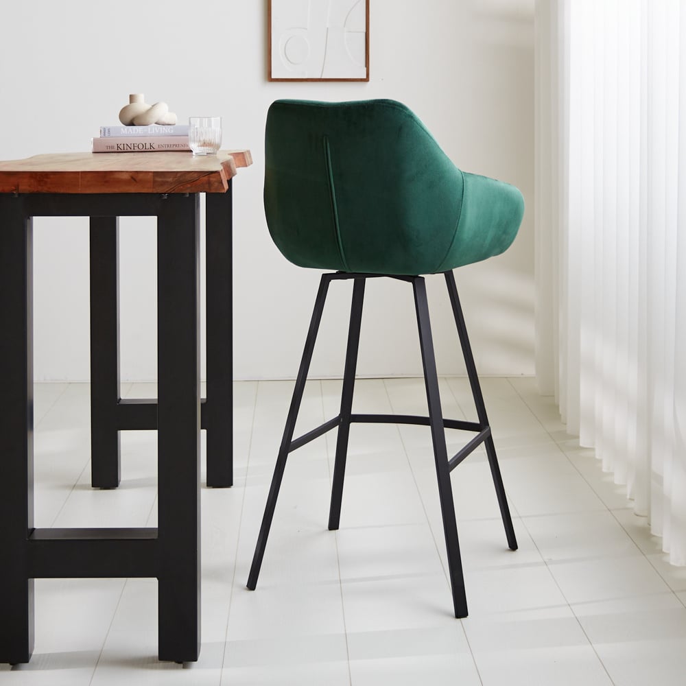 Barhocker Elise Samt Dimehouse Grün LxBxH 95x59x57 Samt Stimmungsvolles Foto der schrägen Rückansicht