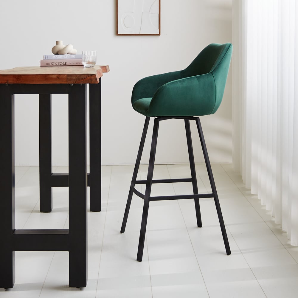 Barhocker Elise Samt Dimehouse Grün LxBxH 95x59x57 Samt Stimmungsvolles Foto von der Seite