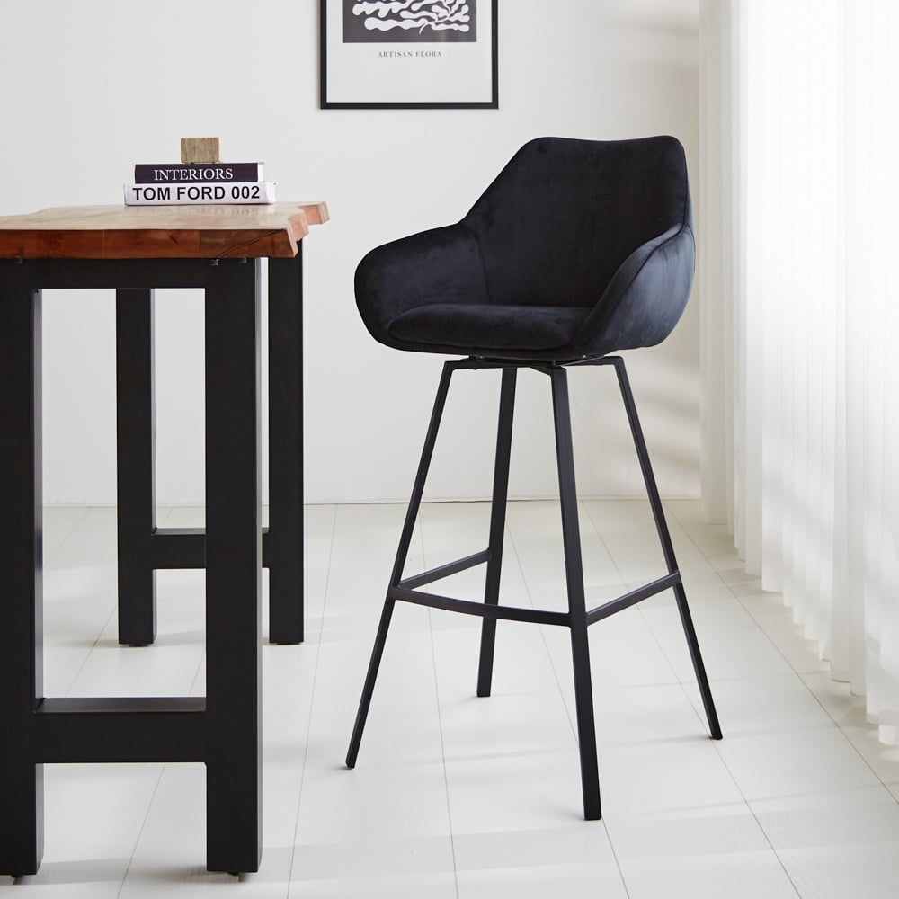 Barhocker Elise Samt Dimehouse Schwarz LxBxH 95x59x57 Samt Stimmungsvolles Foto diagonal von vorne