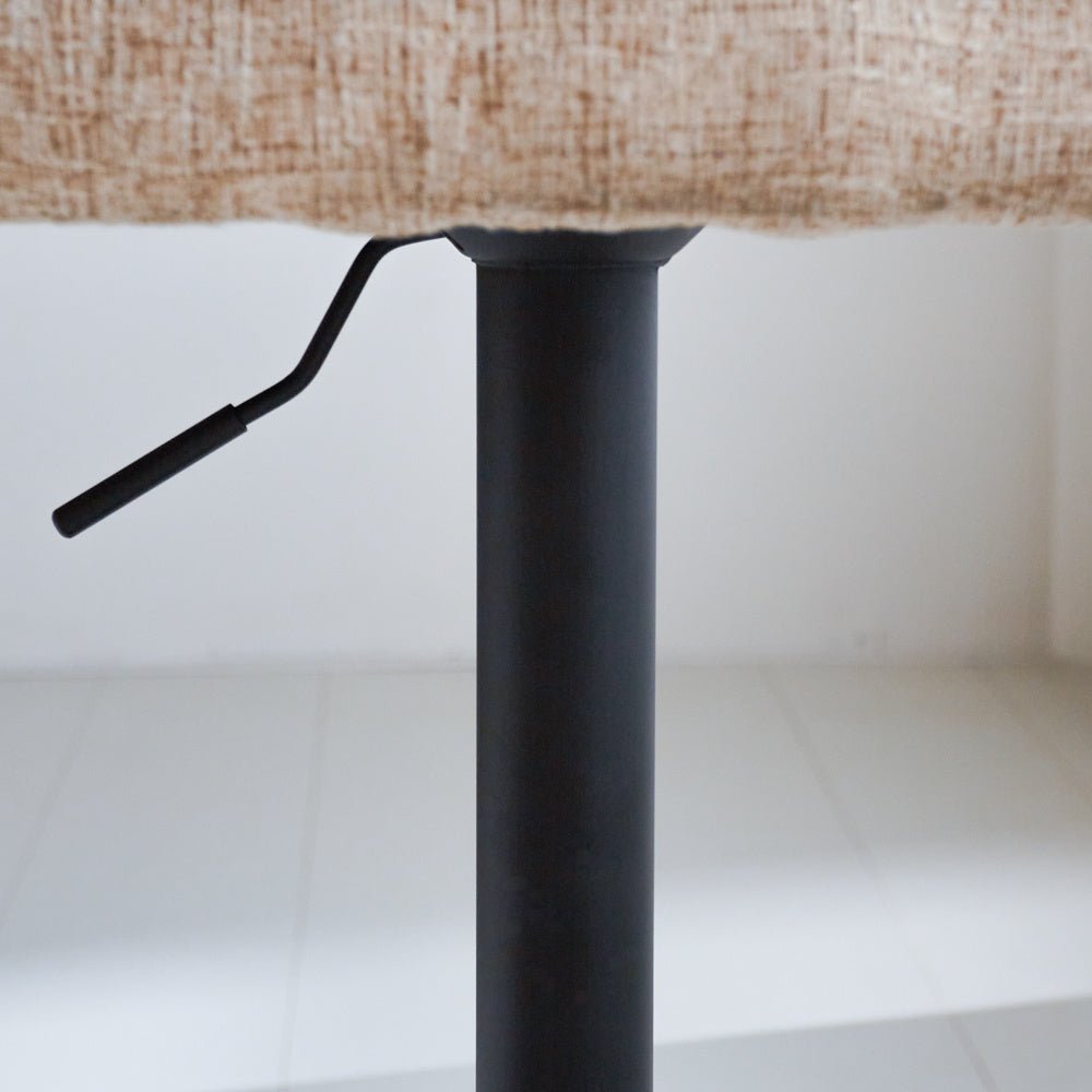 Barhocker Novan-Chenille Dimehouse Weißer Stoff, LxBxH 75x58x54. Stimmungsvolles Fotodetail