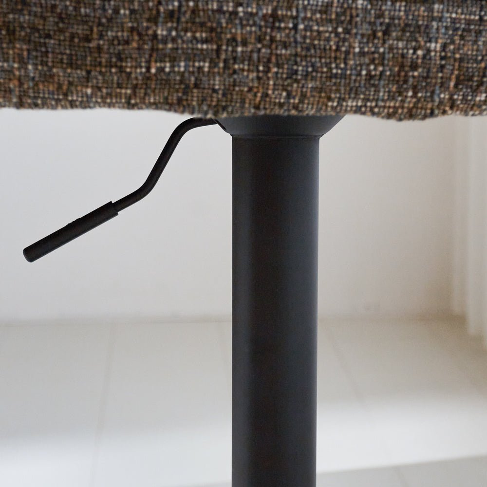 Barhocker Novan-Chenille Dimehouse Dunkelgrau LxBxH 75x58x54 Stoff Stimmungsvolles Fotodetail