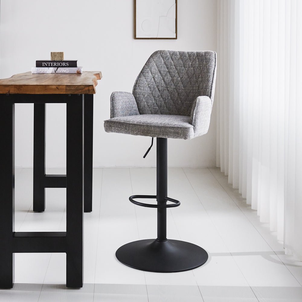 Barhocker Novan-Chenille Dimehouse Hellgrau LxBxH 75x58x54 Stoff Stimmungsvolles Foto diagonal von vorne
