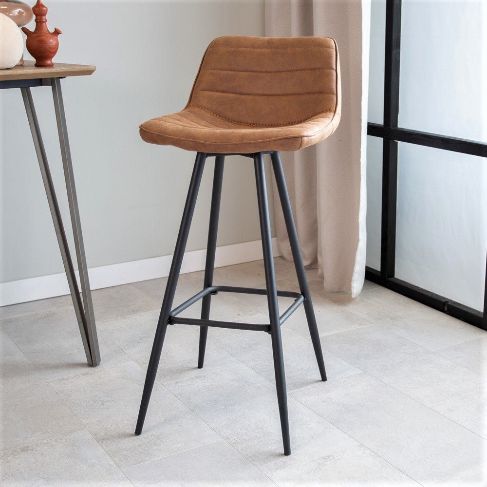 Barhocker Kenton Dimehouse Cognac LxBxH 84x54x49 Mikrofaser Stimmungsvolles Foto diagonal von vorne