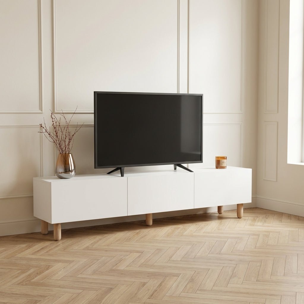 Modern TV-Möbel Alvin weiß mit Holzbeinen 180 cm – AI Restyle im minimalistischen Interieur mit Fischgrätenboden