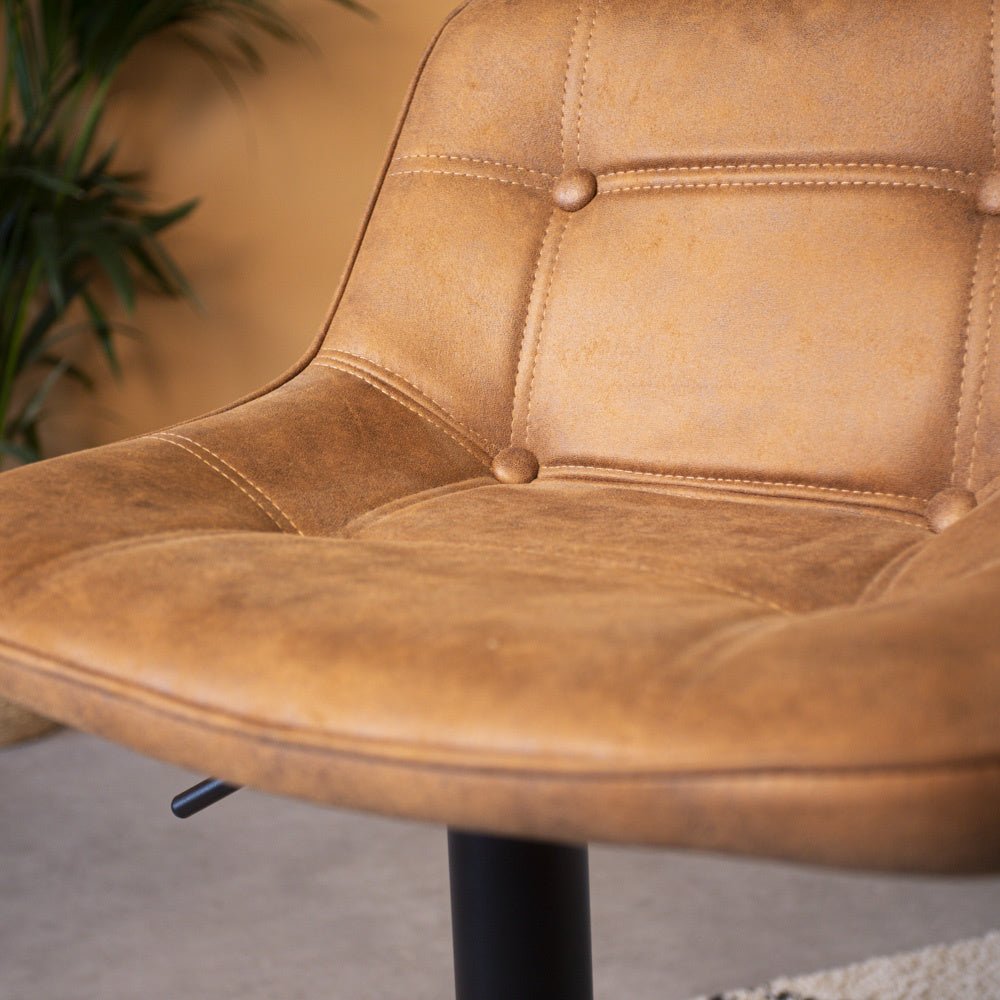 Barhocker Keston Dimehouse Cognac LxBxH 82x52x39 Mikrofaser Stimmungsvolles Fotodetail
