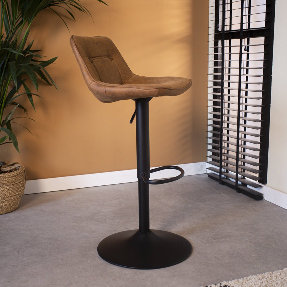 Barhocker Keston Dimehouse Cognac LxBxH 82x52x39 Mikrofaser Stimmungsvolles Foto Seitenansicht