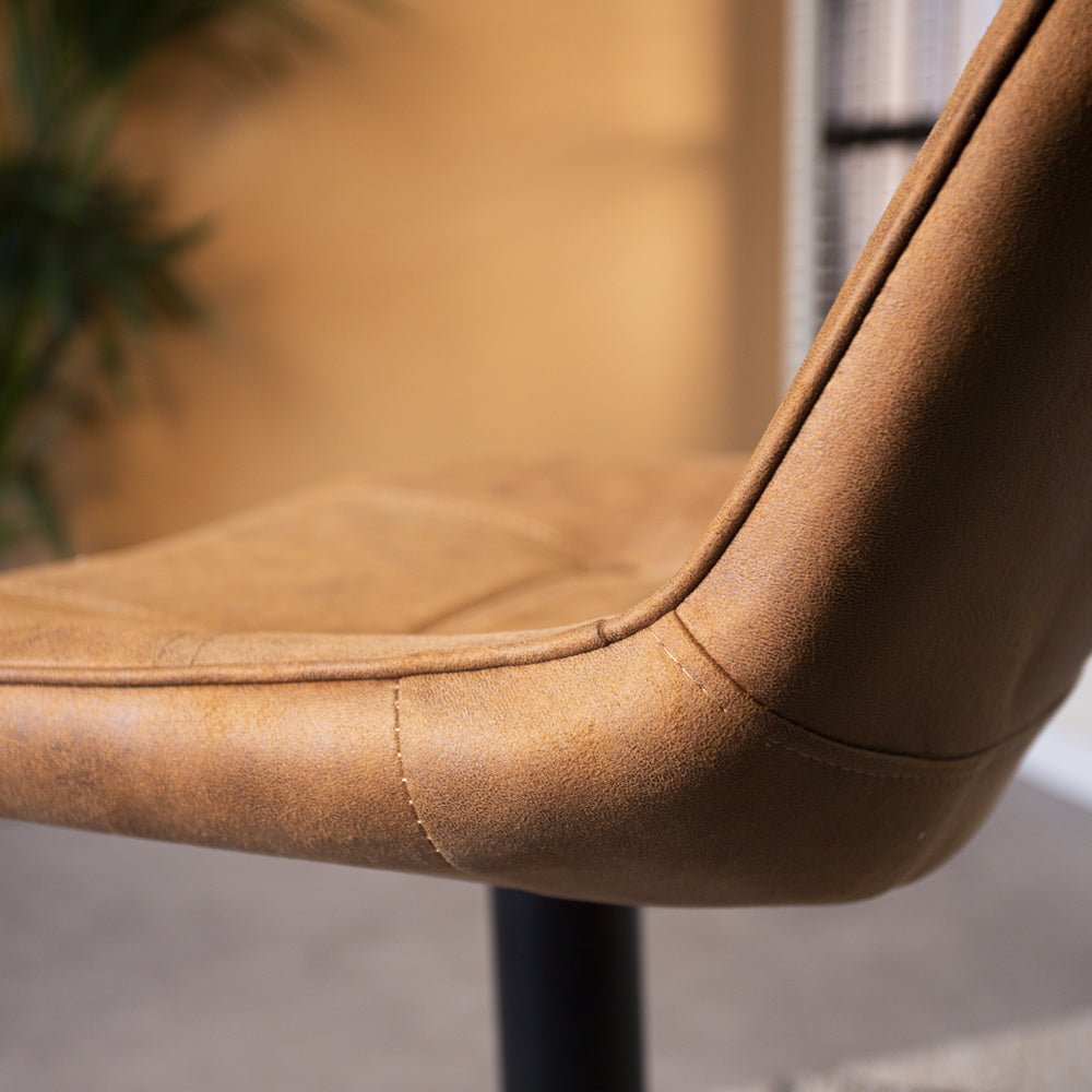 Barhocker Keston Dimehouse Cognac LxBxH 82x52x39 Mikrofaser Stimmungsvolles Fotodetail