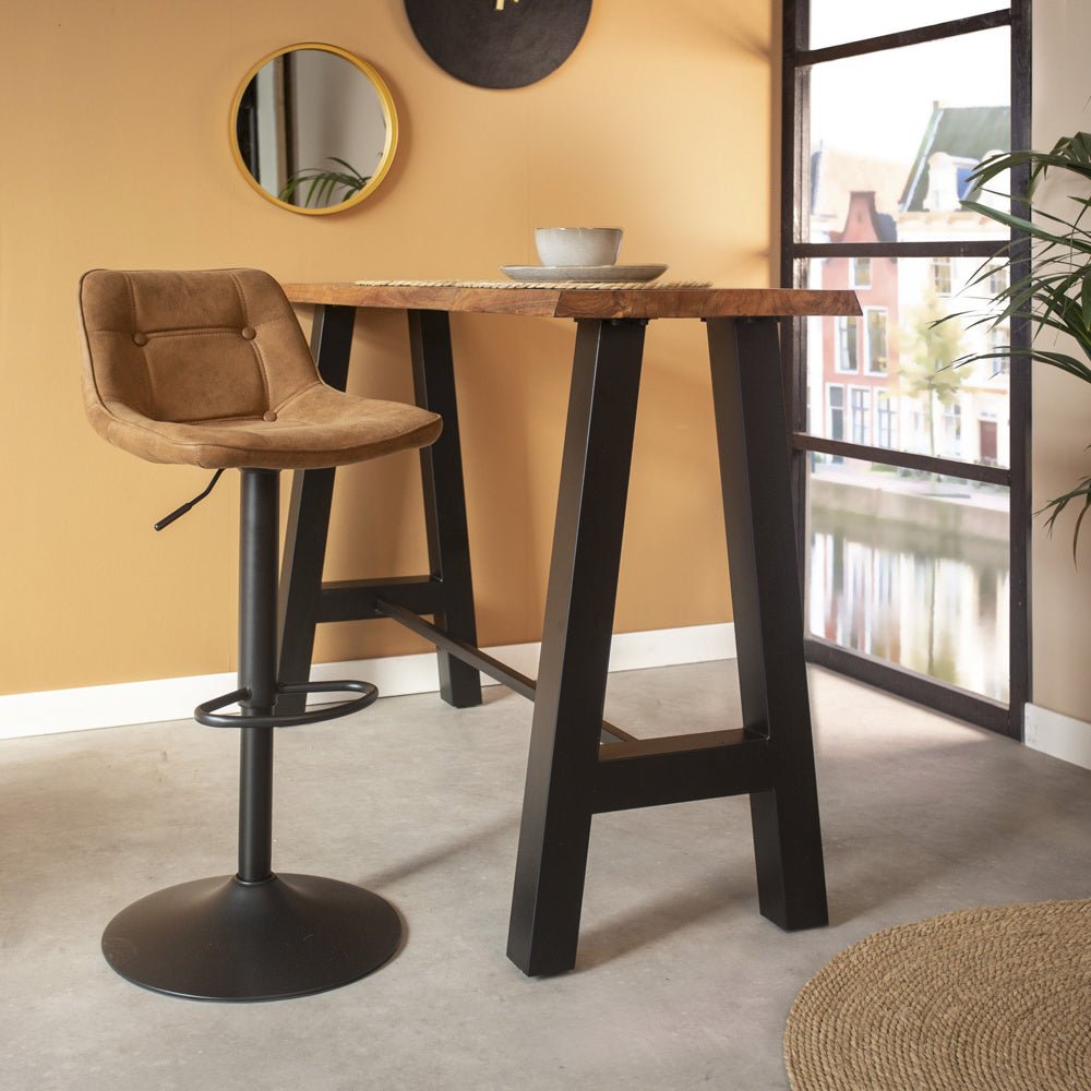 Barhocker Keston Dimehouse Cognac LxBxH 82x52x39 Mikrofaser Stimmungsvolles Situationsfoto