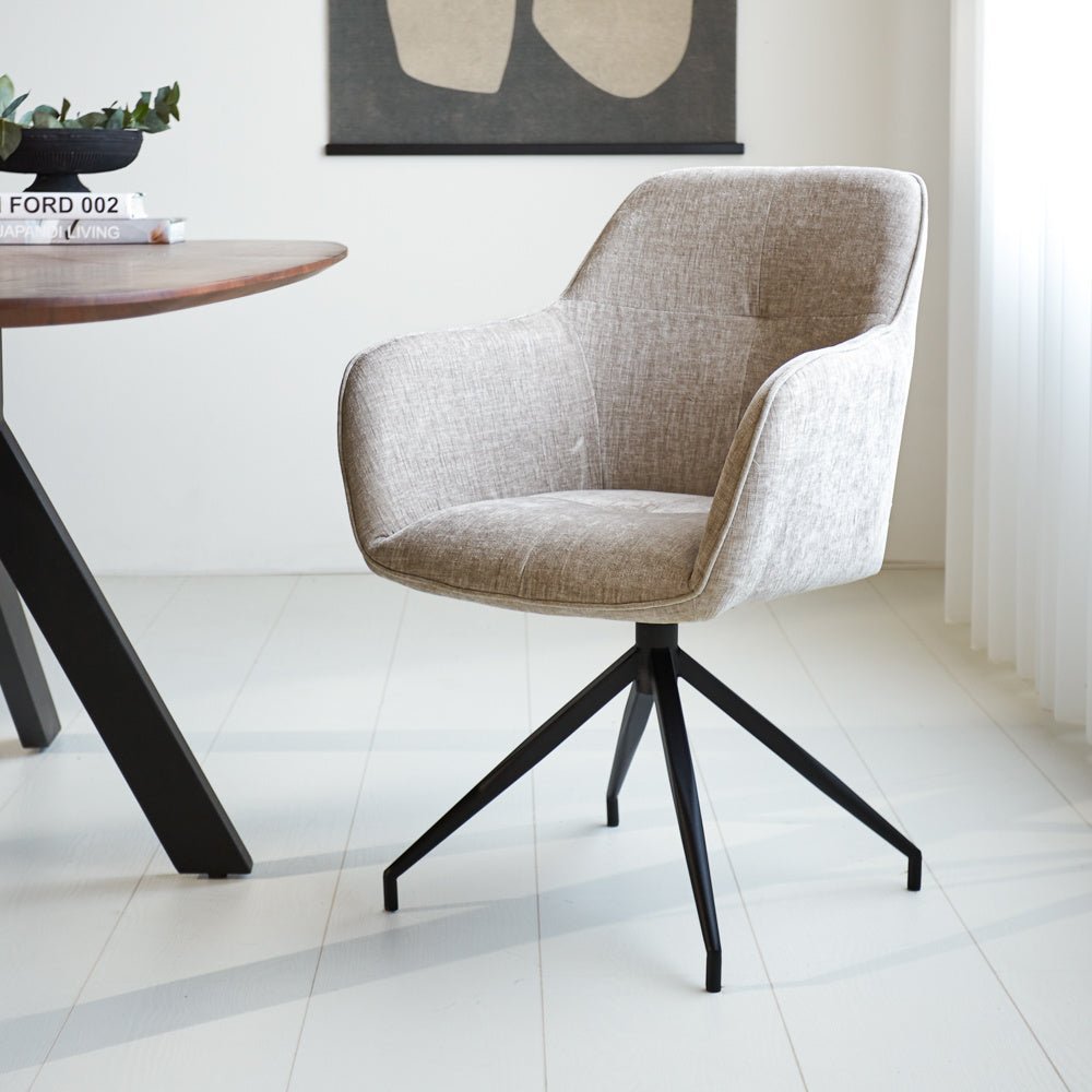 Esszimmerstuhl Camiel Dimehouse Grau LxBxH 62x61x54 Stoff Stimmungsvolles Foto diagonal von vorne