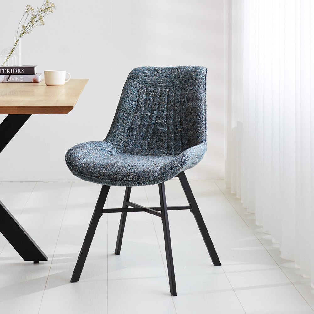 Esszimmerstuhl Jada Chenille Dimehouse Blau LxBxH 79x57x53 Stoff Stimmungsvolles Foto diagonal von vorne