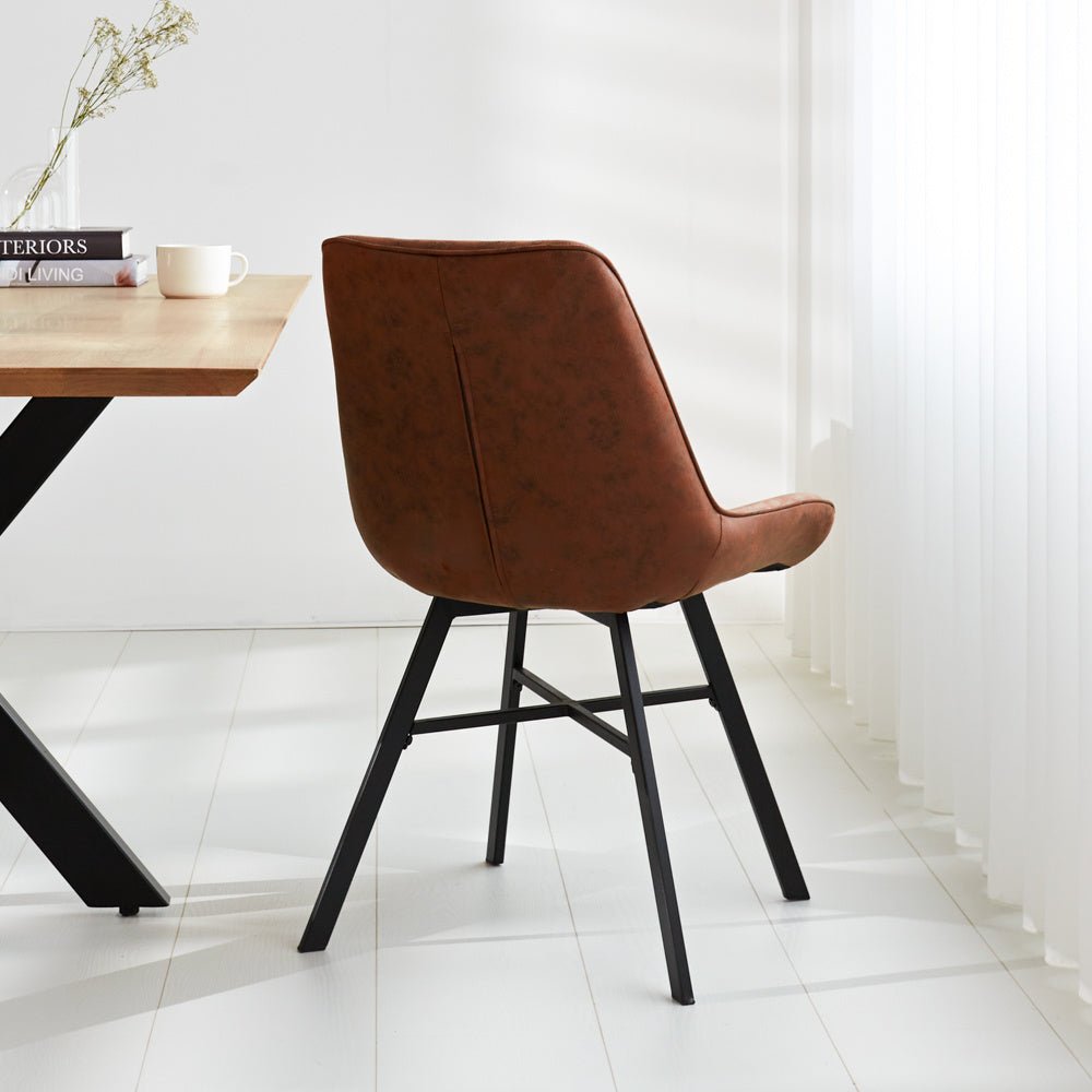 Esszimmerstuhl Jada Ecoleer Dimehouse Cognac LxBxH 79x57x53 Öko-Leder Stimmungsvolles Foto diagonale Rückansicht