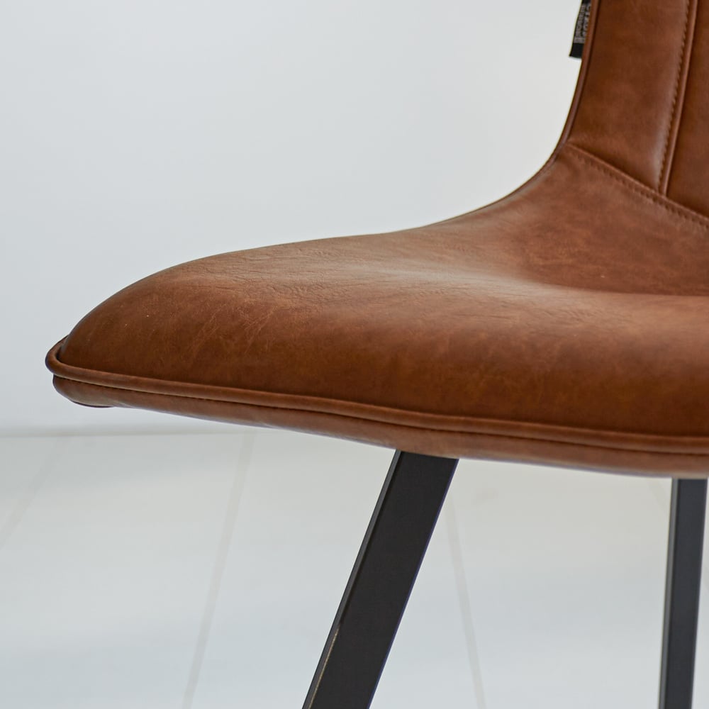 Esszimmerstuhl Jimmy Kunstleder Dimehouse Cognac LxBxH 75x57x51 Kunstleder Stimmungsvolles Fotodetail