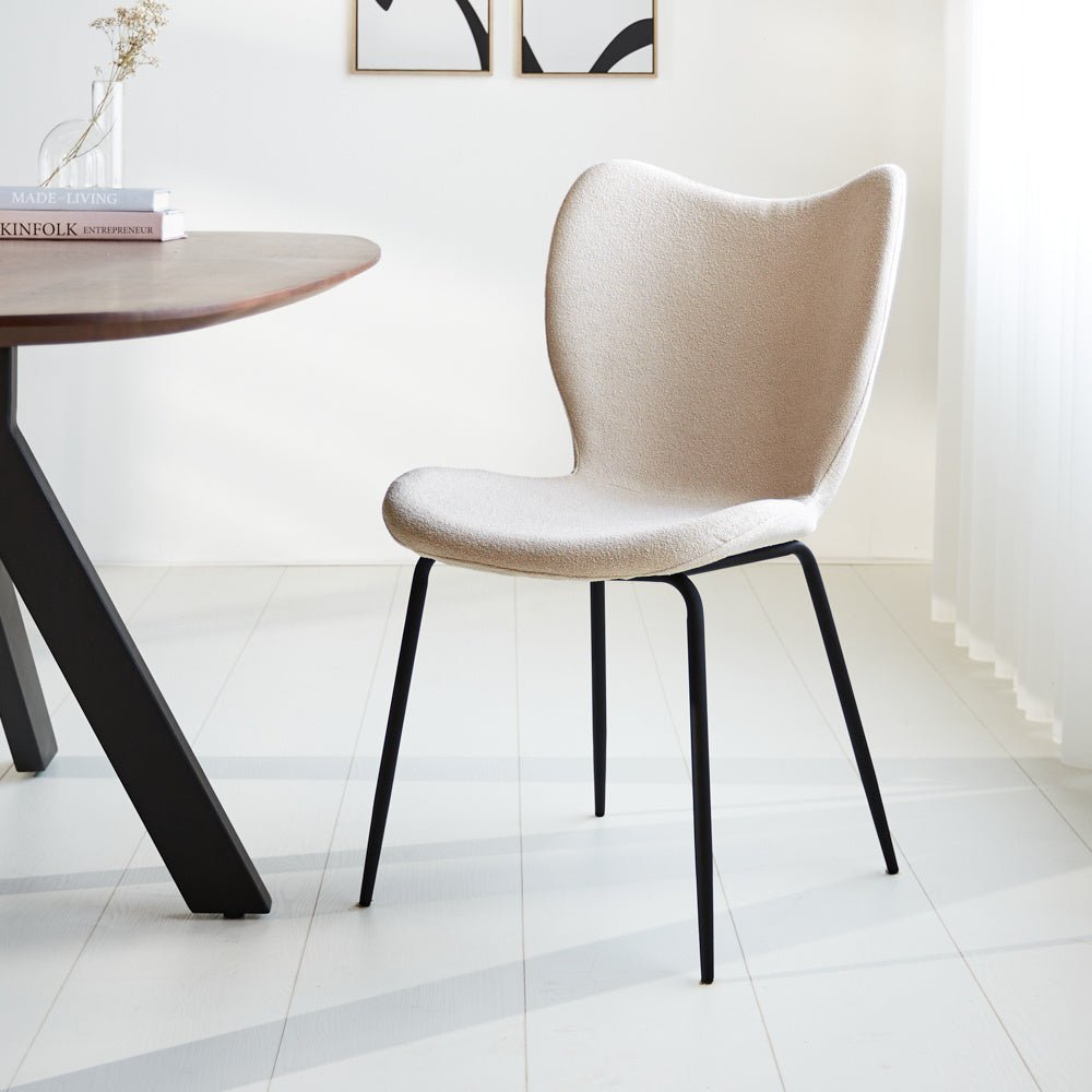 Esszimmerstuhl Sia Dimehouse Beige LxBxH 72x55x51 Stoff Stimmungsvolles Foto diagonale Vorderansicht
