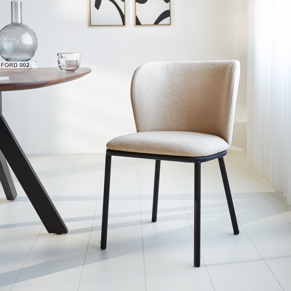 Esszimmerstuhl Tess Dimehouse Beige LxBxH 65x62x56 Stoff Stimmungsvolles Foto diagonale Vorderansicht