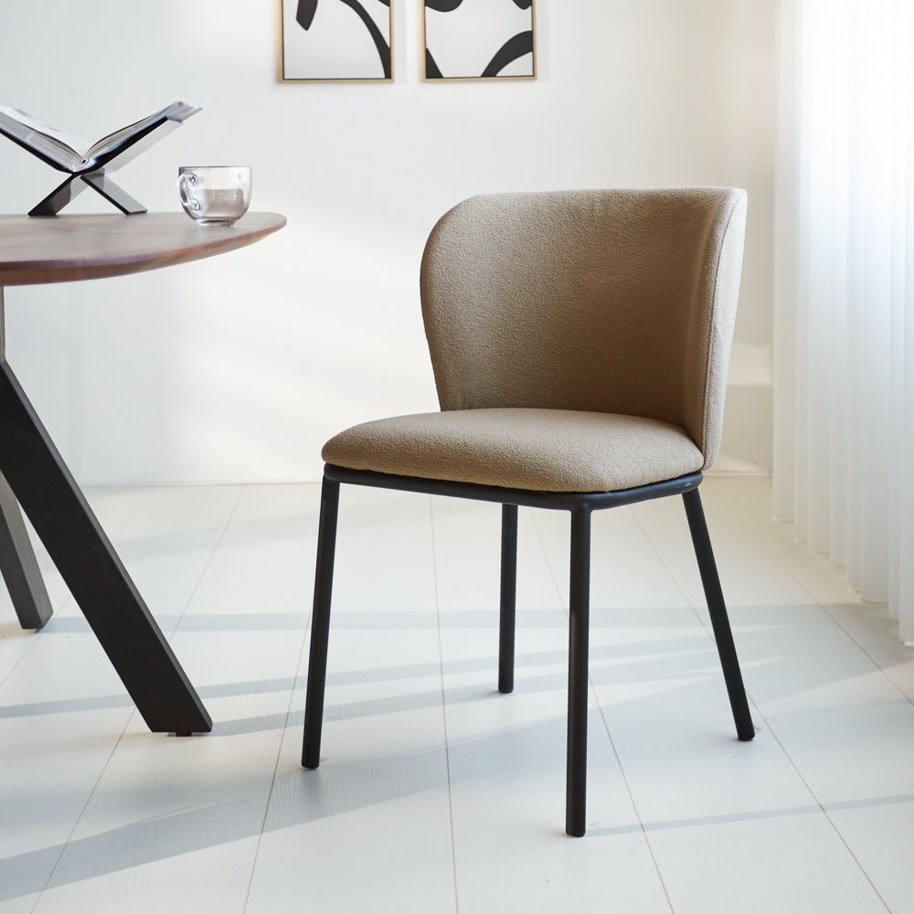 Esszimmerstuhl Tess Dimehouse Taupe LxBxH 65x62x56 Stoff Stimmungsvolles Foto diagonal von vorne
