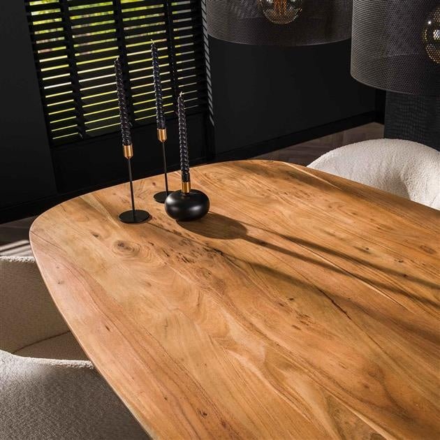 Esstisch Laurie DH Interior Akazie LxBxH 221x111x19 Akazienholz Stimmungsvoller Fotoausschnitt