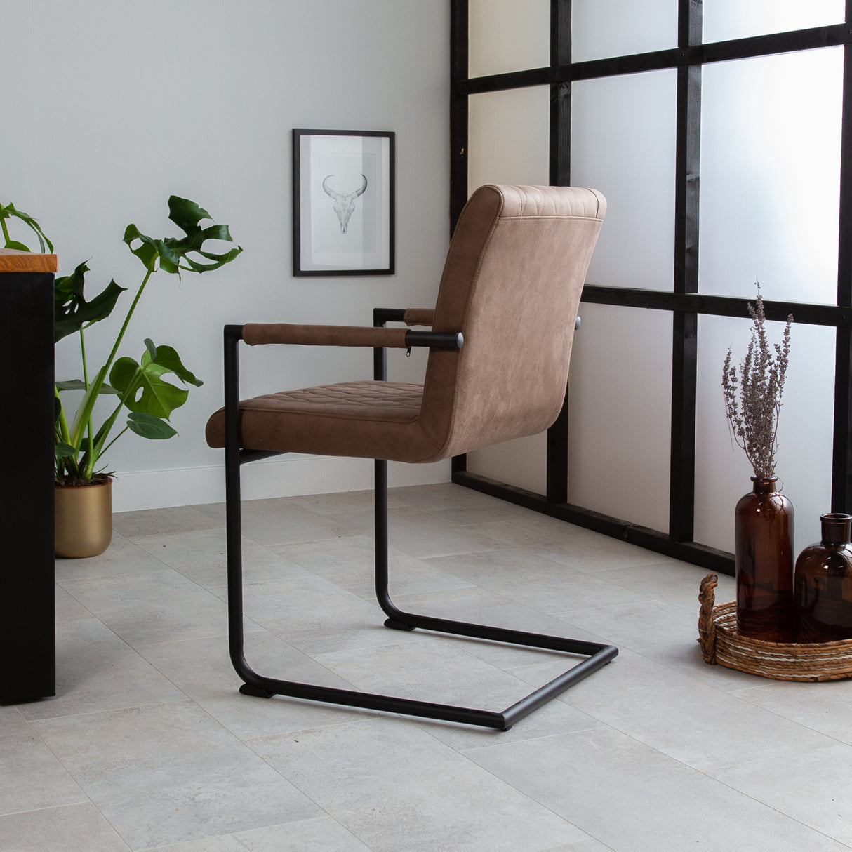 Esszimmerstuhl Dean Dimehouse Taupe LxBxH 70x58x57 Stoff Stimmung Foto schräg von hinten