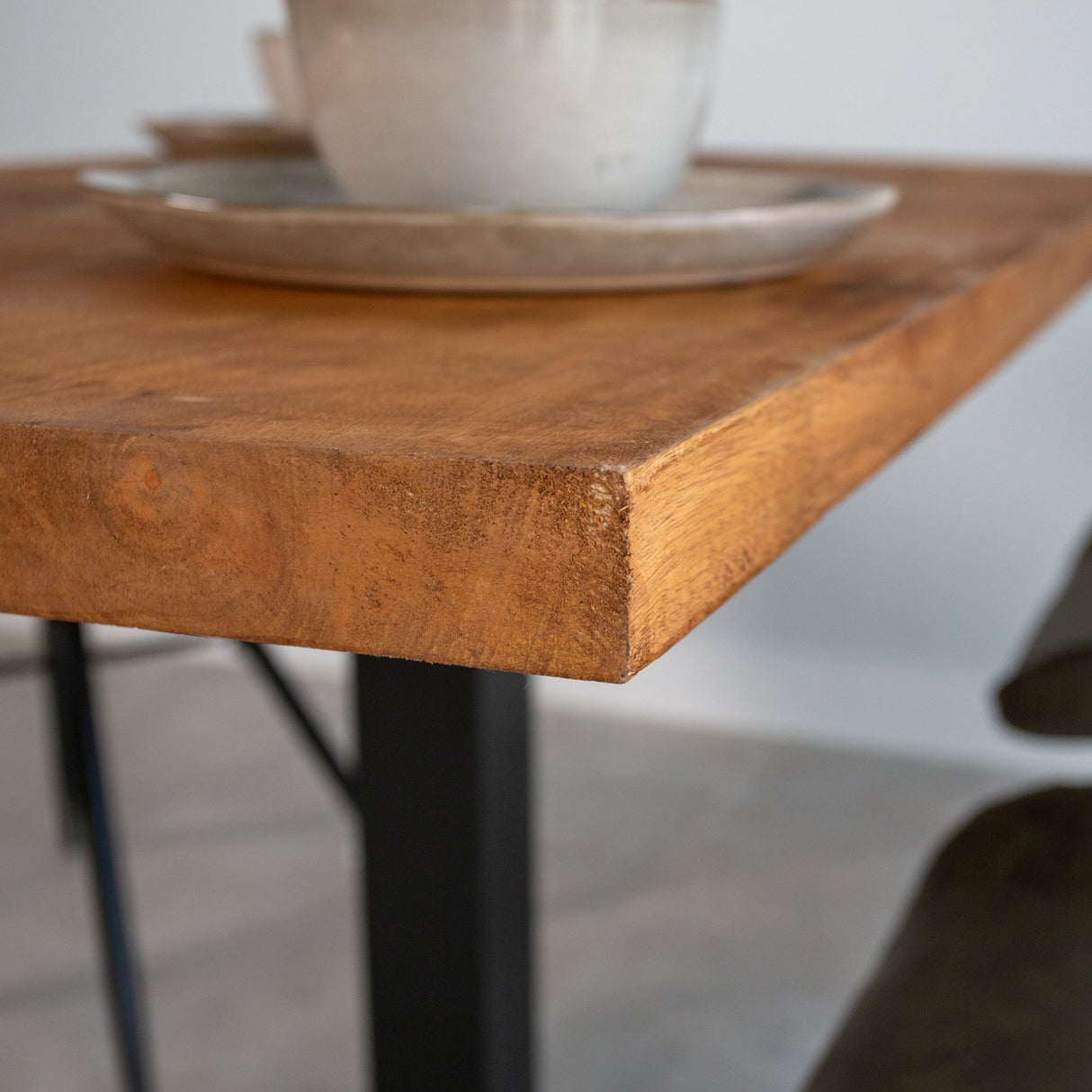 Esstisch Bistrotisch Rechteck Dimehouse Braun LxBxH 126x76x7 Mangoholz Stimmungsvoller Fotoausschnitt
