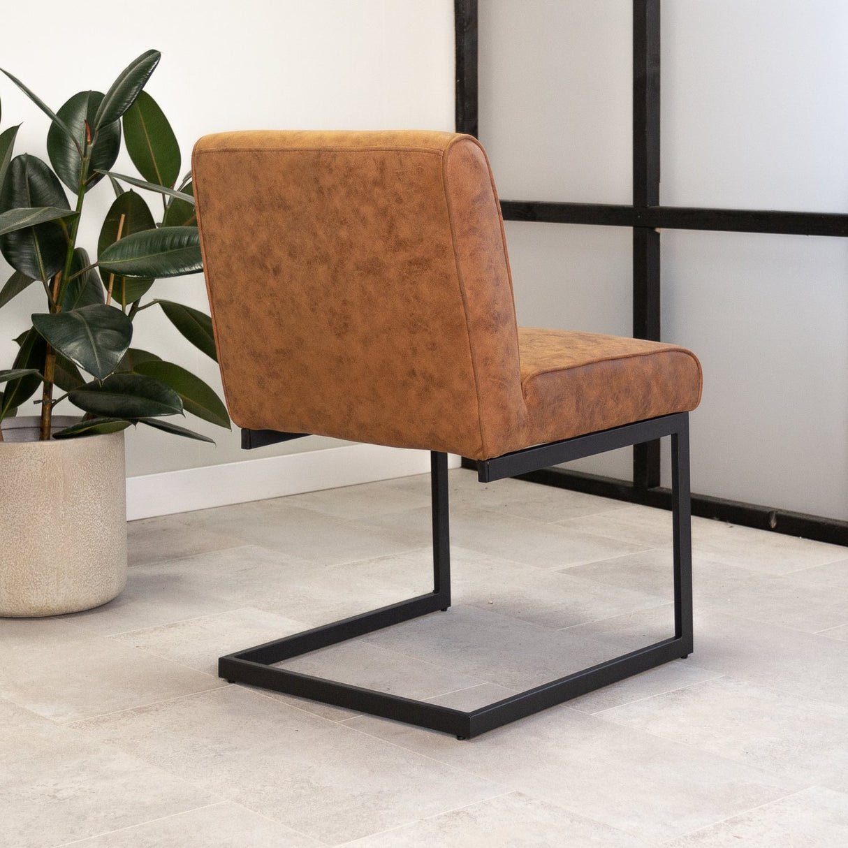 Esszimmerstuhl Nathan Dimehouse Cognac LxBxH 75x62x56 Stoff Stimmungsvolle Fotodiagonale Rückansicht